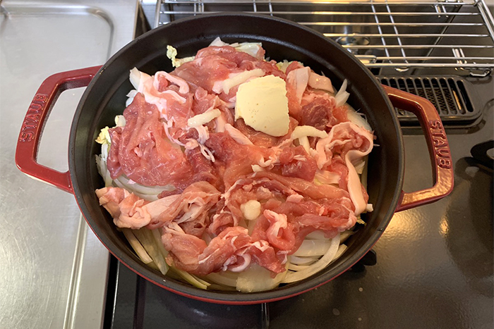 ストウブでカレーを作っている様子
