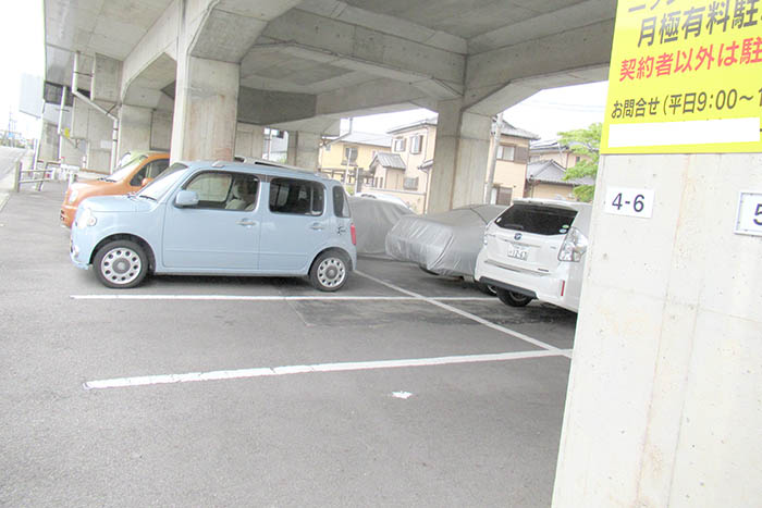 駐車場と車